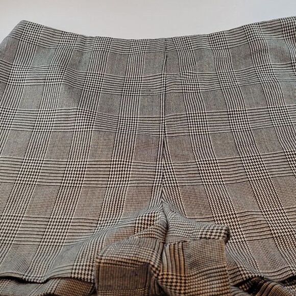 WOMEN"S FOREVER 21 SIDE ZIP CLOSURE SHORT - Picture 2 of 16